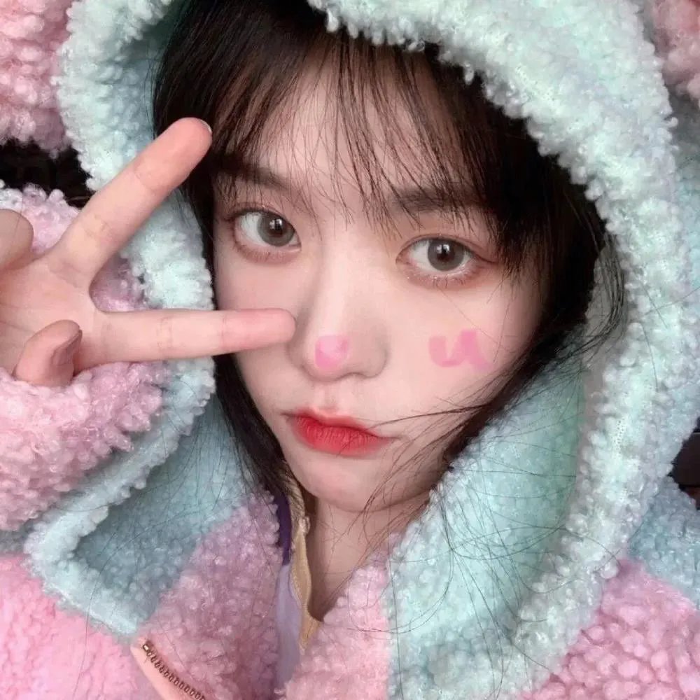 坐在酒吧里吃蛋糕